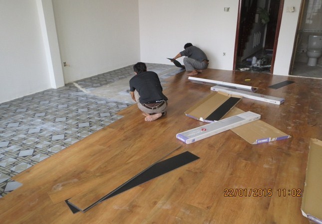 Chọn sàn nhựa giả gỗ vân sần hay vân bóng