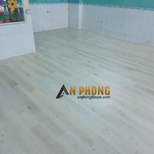 Thi công sàn nhựa hèm khóa 4mm SPC Aimaru 4217 - Trường mầm non Tuổi Ngọc 1
