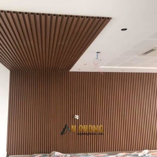 Thi Công Lam Sóng Ốp Tường, Ốp Trần Cho Công Ty Bất Động Sản Trên Đường Nguyễn Bỉnh Khiêm, Quận 1